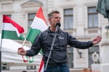 Pecs, Macaristan - 11 Nisan 2025: Macar siyasetçi Peter Macar muhalefet lideri ve Tisza partisi bir konuşma yaptı