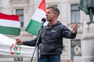 Pecs, Macaristan - 11 Nisan 2025: Macar siyasetçi Peter Macar muhalefet lideri ve Tisza partisi bir konuşma yaptı