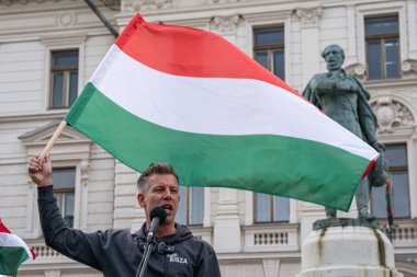 Pecs, Macaristan - 11 Nisan 2025: Macar siyasetçi Peter Macar muhalefet lideri ve Tisza partisi bir konuşma yaptı