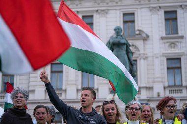 Pecs, Macaristan - 11 Nisan 2025: Macar siyasetçi Peter Macar muhalefet lideri ve Tisza partisi bir konuşma yaptı