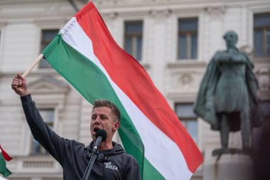 Pecs, Macaristan - 11 Nisan 2025: Macar siyasetçi Peter Macar muhalefet lideri ve Tisza partisi bir konuşma yaptı