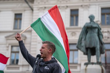 Pecs, Macaristan - 11 Nisan 2025: Macar siyasetçi Peter Macar muhalefet lideri ve Tisza partisi bir konuşma yaptı