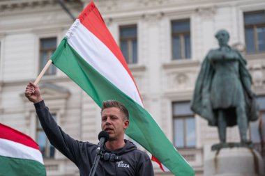Pecs, Macaristan - 11 Nisan 2025: Macar siyasetçi Peter Macar muhalefet lideri ve Tisza partisi bir konuşma yaptı