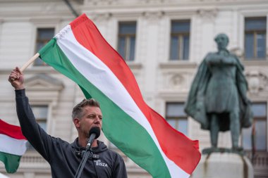 Pecs, Macaristan - 11 Nisan 2025: Macar siyasetçi Peter Macar muhalefet lideri ve Tisza partisi bir konuşma yaptı