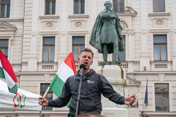 Pecs, Macaristan - 11 Nisan 2025: Macar siyasetçi Peter Macar muhalefet lideri ve Tisza partisi bir konuşma yaptı