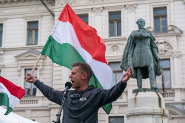 Pecs, Macaristan - 11 Nisan 2025: Macar siyasetçi Peter Macar muhalefet lideri ve Tisza partisi bir konuşma yaptı