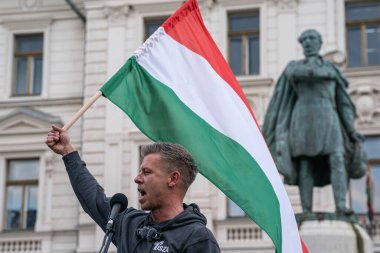 Pecs, Macaristan - 11 Nisan 2025: Macar siyasetçi Peter Macar muhalefet lideri ve Tisza partisi bir konuşma yaptı