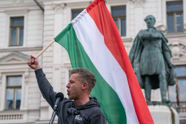 Pecs, Macaristan - 11 Nisan 2025: Macar siyasetçi Peter Macar muhalefet lideri ve Tisza partisi bir konuşma yaptı