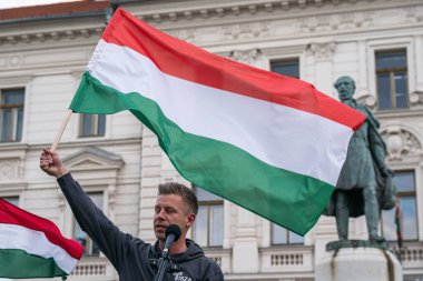 Pecs, Macaristan - 11 Nisan 2025: Macar siyasetçi Peter Macar muhalefet lideri ve Tisza partisi bir konuşma yaptı