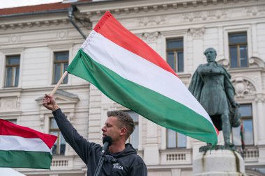 Pecs, Macaristan - 11 Nisan 2025: Macar siyasetçi Peter Macar muhalefet lideri ve Tisza partisi bir konuşma yaptı