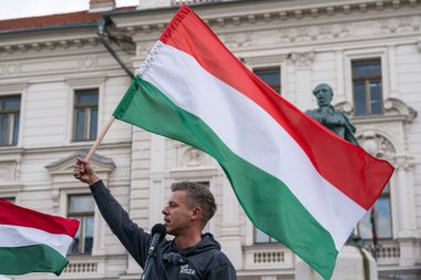 Pecs, Macaristan - 11 Nisan 2025: Macar siyasetçi Peter Macar muhalefet lideri ve Tisza partisi bir konuşma yaptı