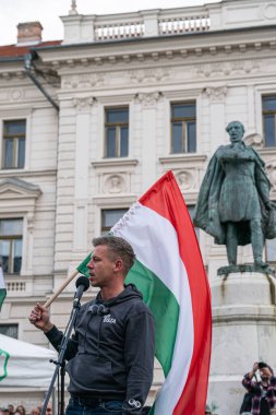Pecs, Macaristan - 11 Nisan 2025: Macar siyasetçi Peter Macar muhalefet lideri ve Tisza partisi bir konuşma yaptı