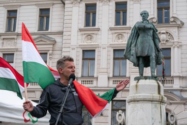 Pecs, Macaristan - 11 Nisan 2025: Macar siyasetçi Peter Macar muhalefet lideri ve Tisza partisi bir konuşma yaptı