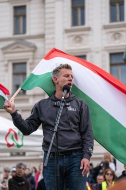Pecs, Macaristan - 11 Nisan 2025: Macar siyasetçi Peter Macar muhalefet lideri ve Tisza partisi bir konuşma yaptı