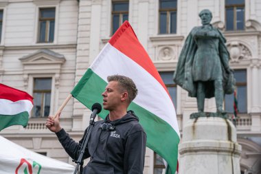 Pecs, Macaristan - 11 Nisan 2025: Macar siyasetçi Peter Macar muhalefet lideri ve Tisza partisi bir konuşma yaptı