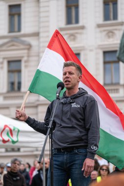 Pecs, Macaristan - 11 Nisan 2025: Macar siyasetçi Peter Macar muhalefet lideri ve Tisza partisi bir konuşma yaptı