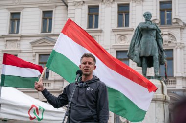 Pecs, Macaristan - 11 Nisan 2025: Macar siyasetçi Peter Macar muhalefet lideri ve Tisza partisi bir konuşma yaptı