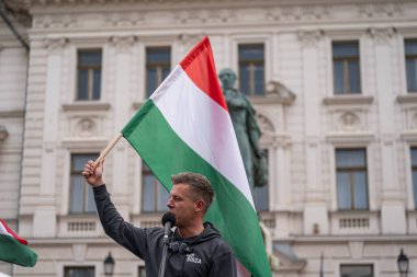 Pecs, Macaristan - 11 Nisan 2025: Macar siyasetçi Peter Macar muhalefet lideri ve Tisza partisi bir konuşma yaptı