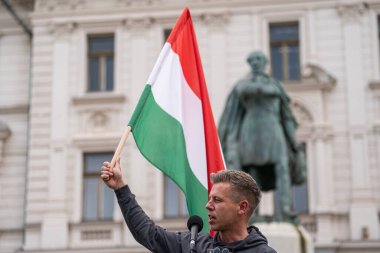 Pecs, Macaristan - 11 Nisan 2025: Macar siyasetçi Peter Macar muhalefet lideri ve Tisza partisi bir konuşma yaptı