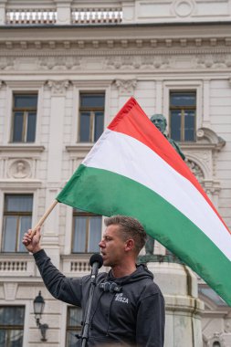 Pecs, Macaristan - 11 Nisan 2025: Macar siyasetçi Peter Macar muhalefet lideri ve Tisza partisi bir konuşma yaptı
