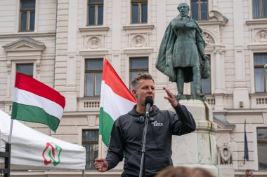 Pecs, Macaristan - 11 Nisan 2025: Macar siyasetçi Peter Macar muhalefet lideri ve Tisza partisi bir konuşma yaptı