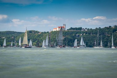 10 Temmuz 2025 tarihinde Macaristan 'ın Szantod kentinde, Balaton Gölü' nde 57.Kekszalag şampiyonasında yelkenli tekneler yarışıyor..