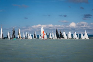 10 Temmuz 2025 tarihinde Macaristan 'ın Szantod kentinde, Balaton Gölü' nde 57.Kekszalag şampiyonasında yelkenli tekneler yarışıyor..