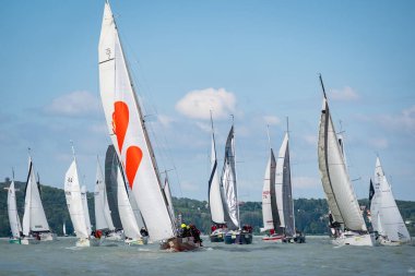 10 Temmuz 2025 tarihinde Macaristan 'ın Szantod kentinde, Balaton Gölü' nde 57.Kekszalag şampiyonasında yelkenli tekneler yarışıyor..