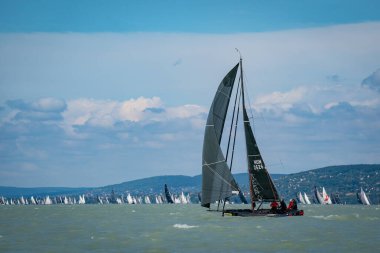 10 Temmuz 2025 tarihinde Macaristan 'ın Szantod kentinde, Balaton Gölü' nde 57.Kekszalag şampiyonasında yelkenli tekneler yarışıyor..
