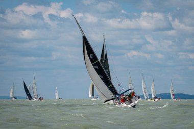 10 Temmuz 2025 tarihinde Macaristan 'ın Szantod kentinde, Balaton Gölü' nde 57.Kekszalag şampiyonasında yelkenli tekneler yarışıyor..