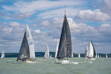 10 Temmuz 2025 tarihinde Macaristan 'ın Szantod kentinde, Balaton Gölü' nde 57.Kekszalag şampiyonasında yelkenli tekneler yarışıyor..