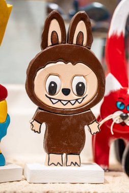 Side, Türkiye 29 Temmuz 2025. Bir dükkanda el yapımı ahşap Labubu oyuncakları..