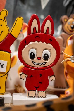 Side, Türkiye 29 Temmuz 2025. Bir dükkanda el yapımı ahşap Labubu oyuncakları..