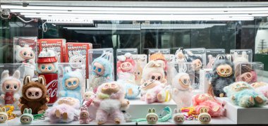 Side, Türkiye 29 Temmuz 2025. Labubu oyuncakları bir dükkanda.