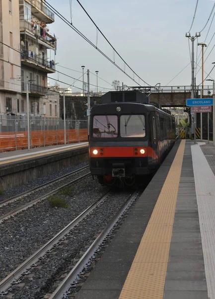 Zug Bei Ankunft Bahnhof Ercolano Stadtrand Von Neapel Der Nähe lizenzfreie Stockbilder