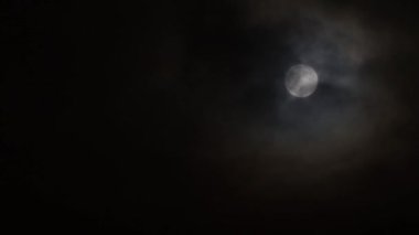 Ay gece bulutlarla saklambaç oynuyor - rüzgarlı