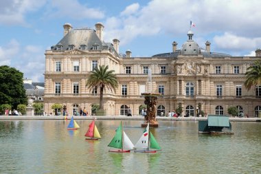 Paris 'teki Lüksemburg Bahçeleri' nin parkında su kütlesi ve küçük tekneleriyle.