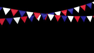 Mavi, beyaz ve kırmızı flamalar rüzgarda hafifçe hareket eden bir pankartta asılı.