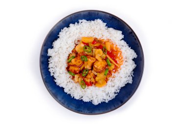 Tatlı ve ekşi tavuk ve pirinç tarifi - stüdyo fotoğrafçılığı - hazır yemek - beyaz arka plan