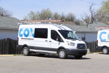 Hutchinson Kansas 'ta mavi gökyüzü olan bir otoparktaki COX internet tamir minibüsü..