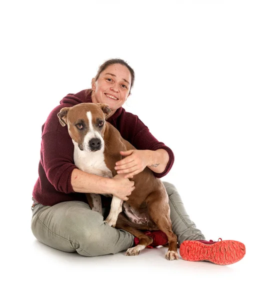 Amerikanischer Staffordshire Terrier Und Frau Vor Weißem Hintergrund — Stockfoto