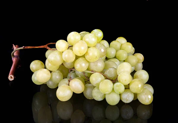 Zielone Winogrona Przed Czarnym Tle — Zdjęcie stockowe
