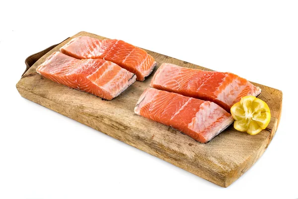 白を背景にした鮭のステーキ — ストック写真