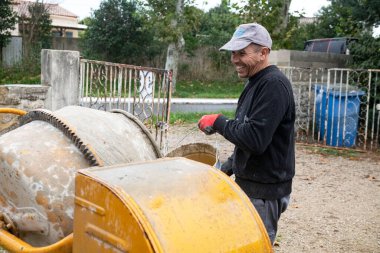 Duvarcılar beyaz tuğladan yeni bir duvar inşa ediyor