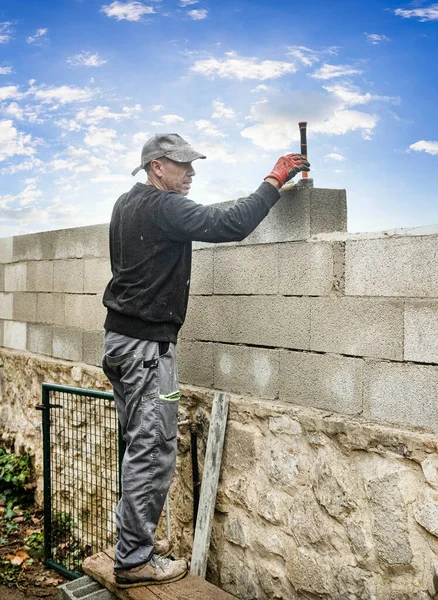 Maurer Bauen Neue Mauer Mit Weißem Ziegel — Stockfoto