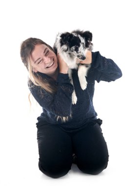 Shetland koyun ve beyaz arka plan önünde kadın