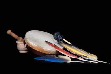 Siyah arkaplan önünde şaman nesneleri