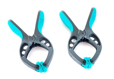 Beyaz arkaplan önünde plastik pense