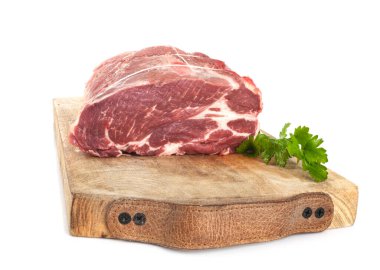 Beyaz arka planda domuz kaburgası