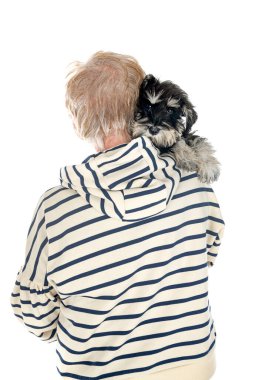 Minyatür schnauzer ve beyaz arka plandaki kadın